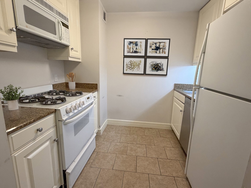 3 Avery St 608