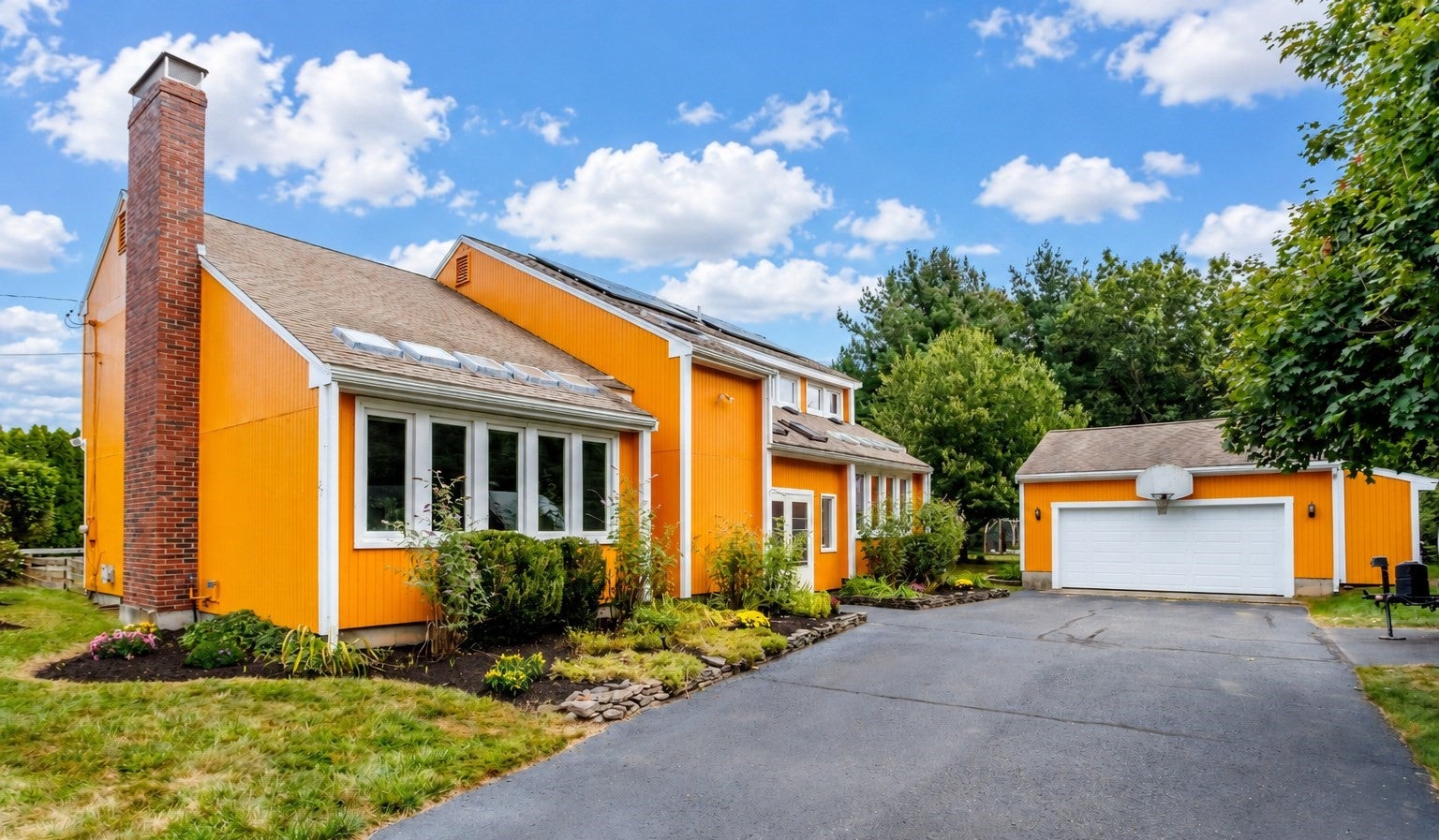 Photo of 27 Lee St, Lancaster, MA