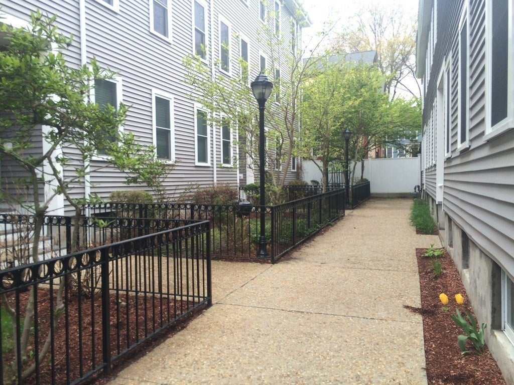 Click for 7 Mullins Court #C, Cambridge, MA slideshow