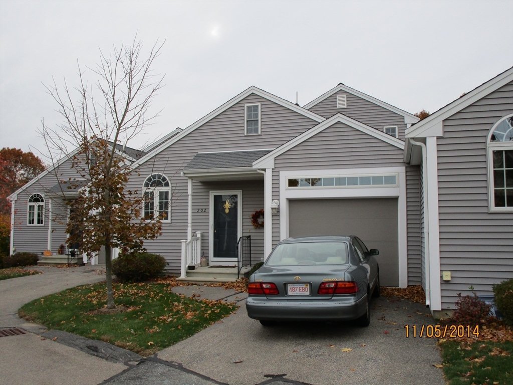 202 Village Ln 202
