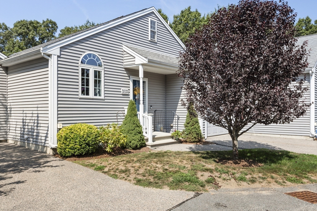 202 Village Ln 202