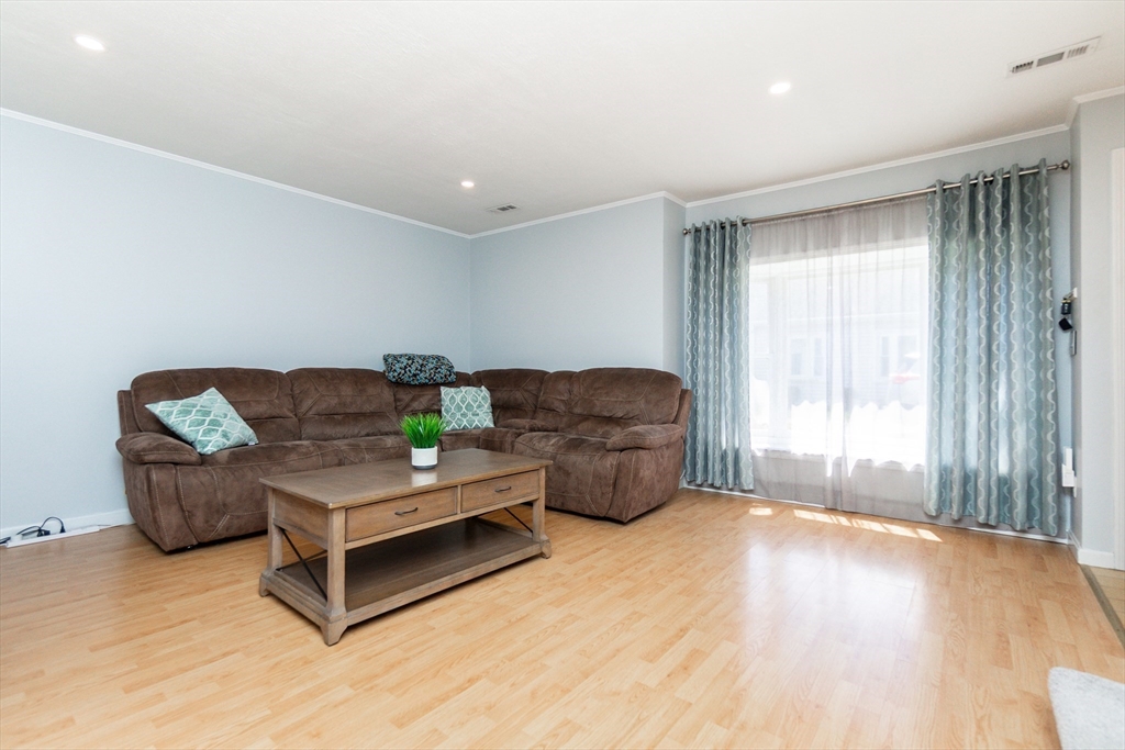 17 Mary Dyer Ln 17