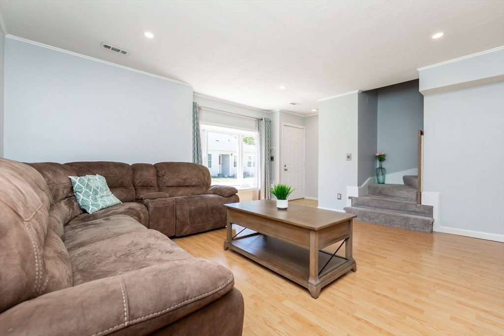 17 Mary Dyer Ln 17