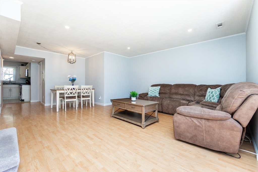 17 Mary Dyer Ln 17