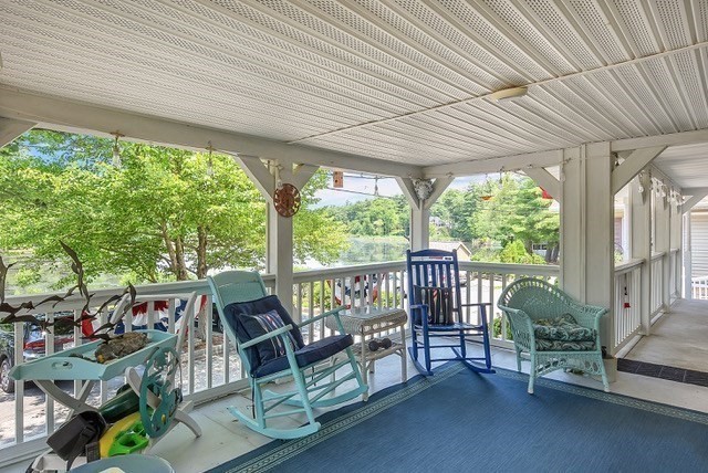 49 Lakeview Ave