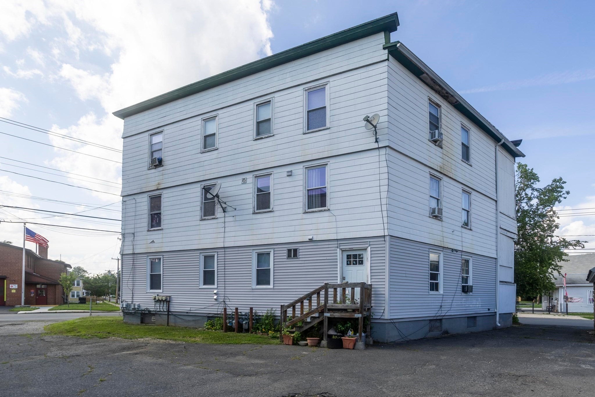 583 Chicopee St