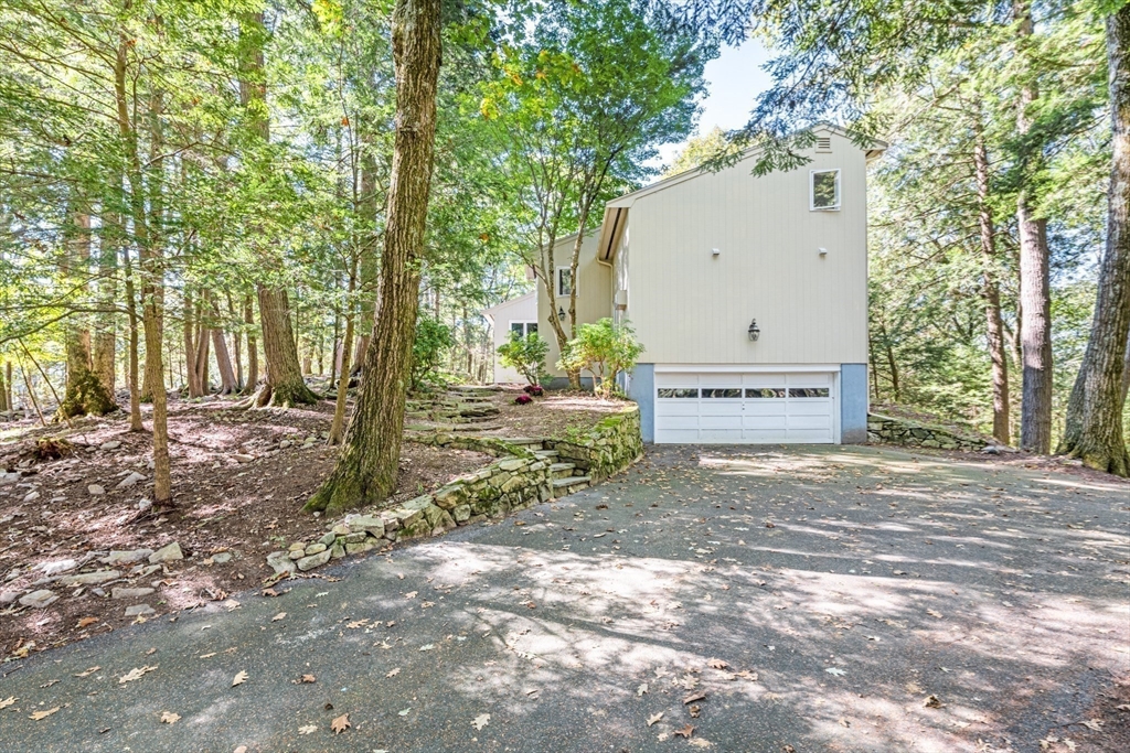 Sherborn, Massachusetts 01770, United States, 4 Bedrooms Bedrooms, ,3 BathroomsBathrooms,Residential,Active,223974