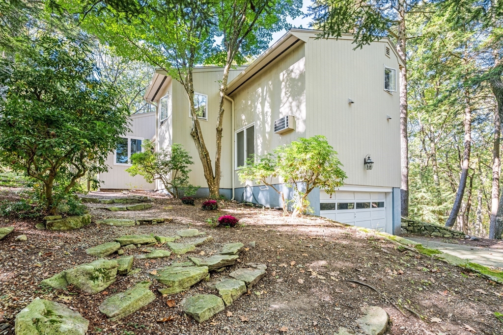 Sherborn, Massachusetts 01770, United States, 4 Bedrooms Bedrooms, ,3 BathroomsBathrooms,Residential,Active,223974