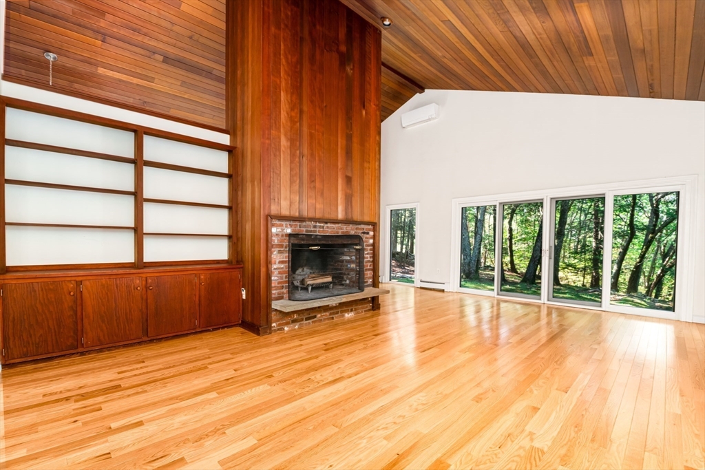 Sherborn, Massachusetts 01770, United States, 4 Bedrooms Bedrooms, ,3 BathroomsBathrooms,Residential,Active,223974