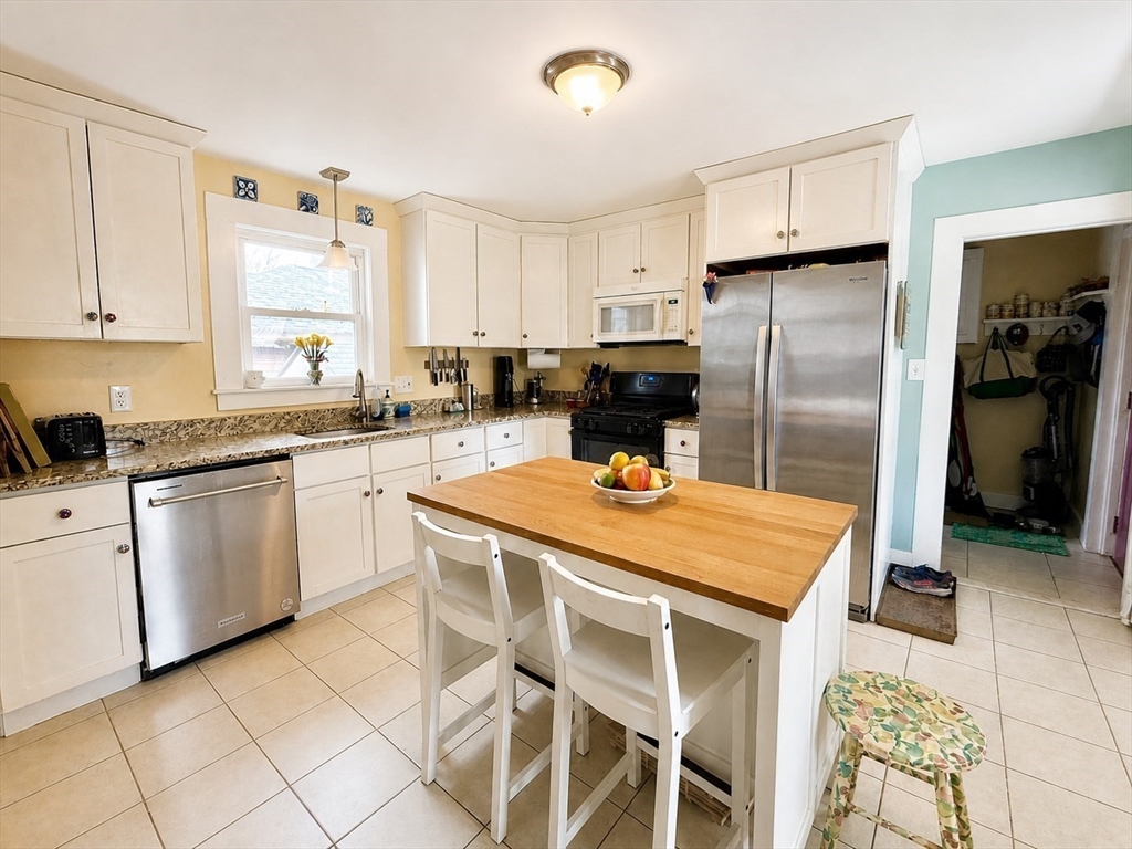 27 Holyoke St, Easthampton, MA Photo #7