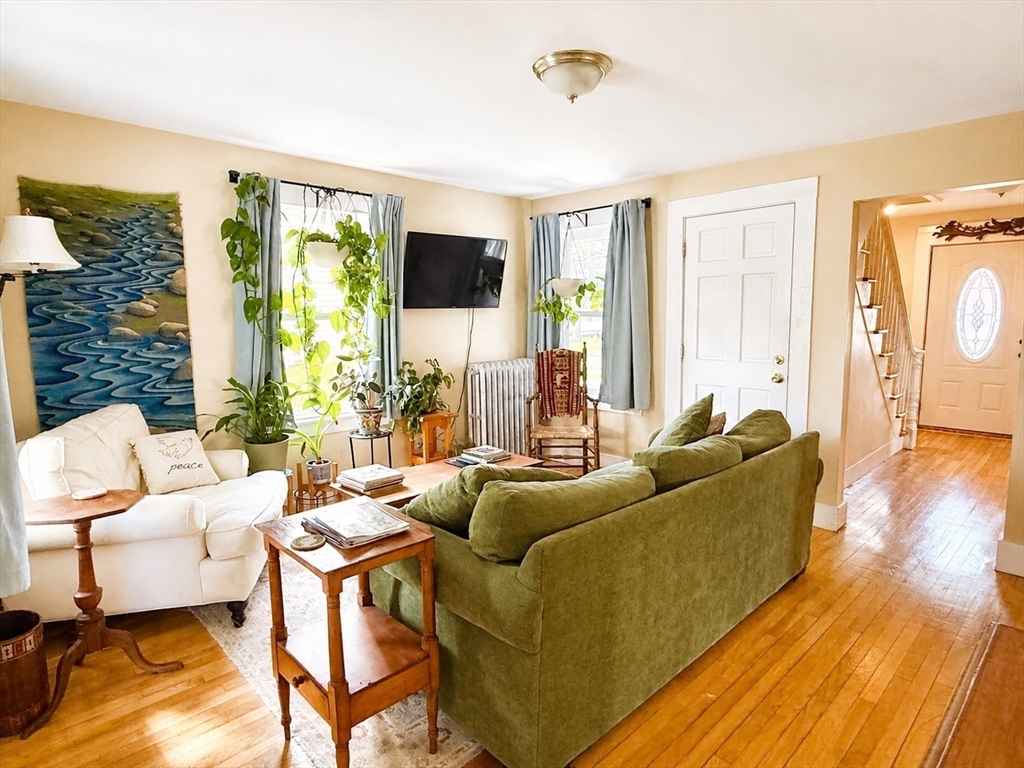 27 Holyoke St, Easthampton, MA Photo #17