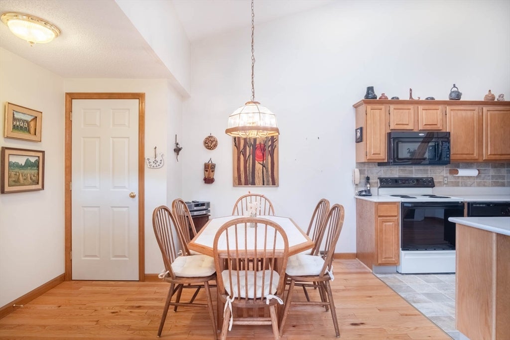 122 Brookfield Ln #122, Agawam, MA Photo #4