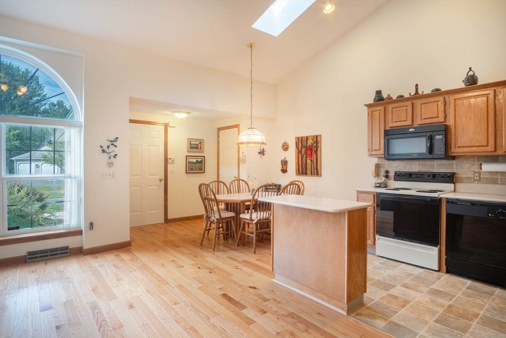 122 Brookfield Ln #122, Agawam, MA Photo #5