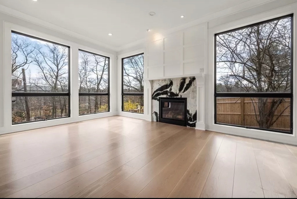 61 Lakeview Ave