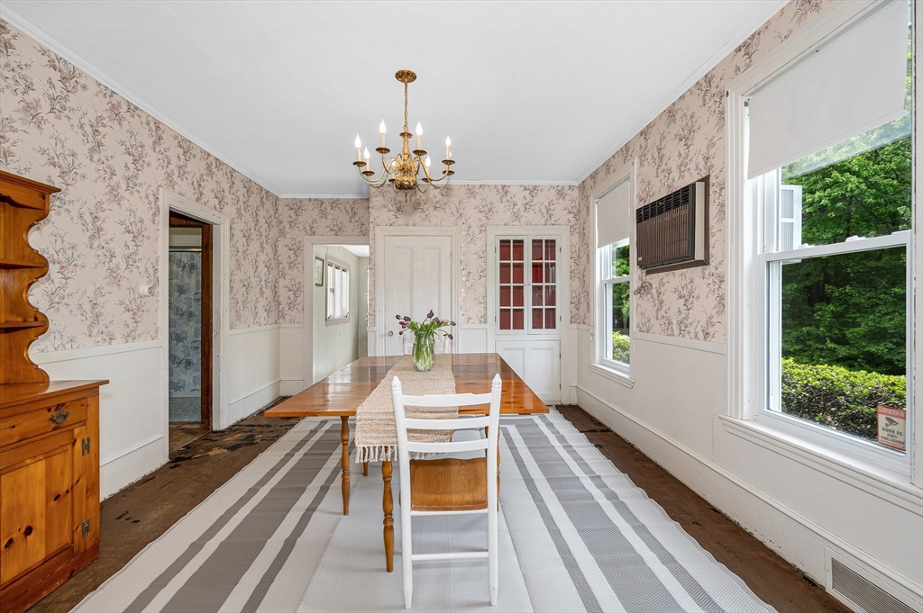 395 Kingsbury Ave