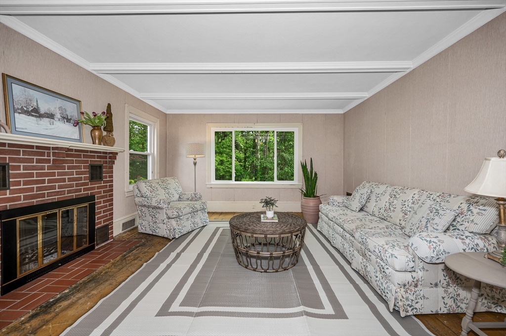 395 Kingsbury Ave