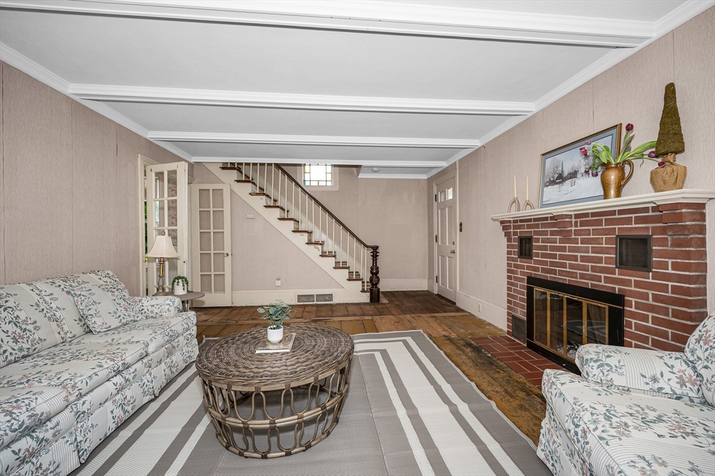 395 Kingsbury Ave