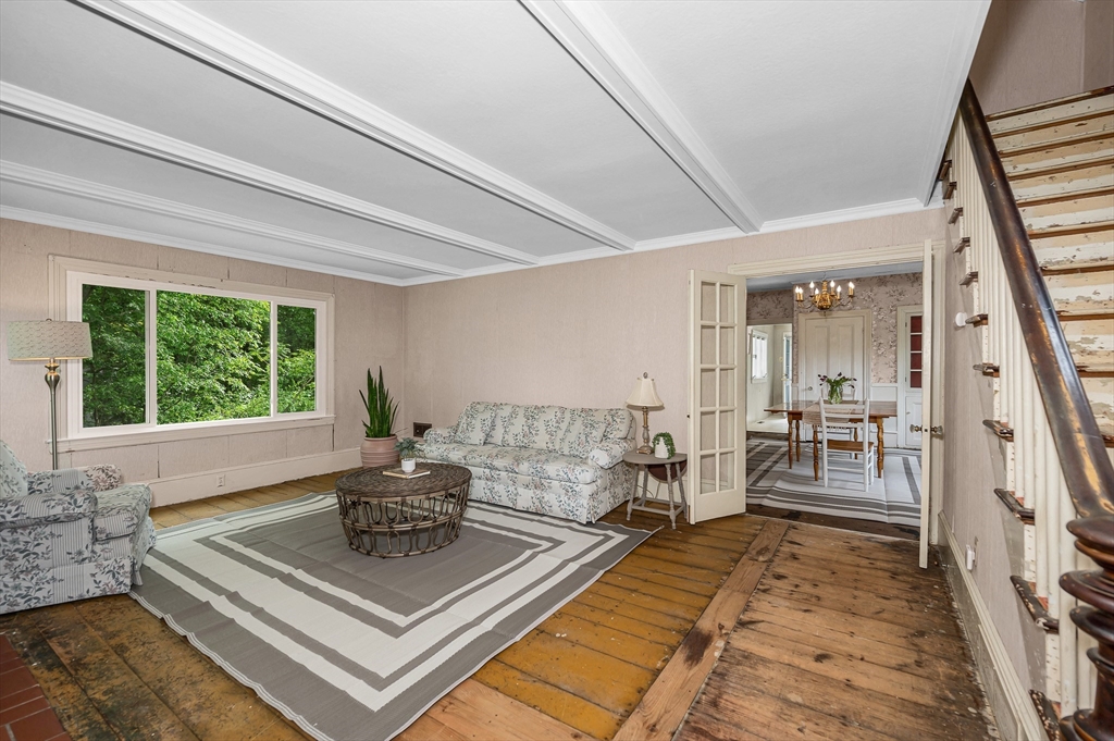 395 Kingsbury Ave