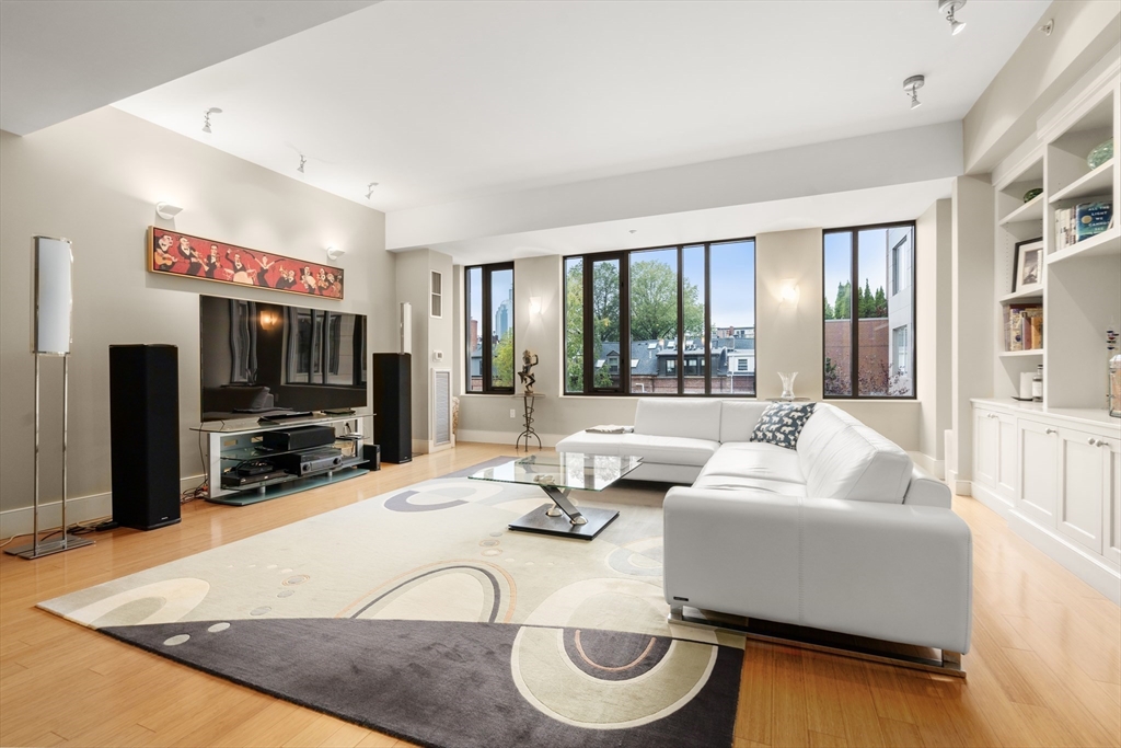 1313 Washington St 330