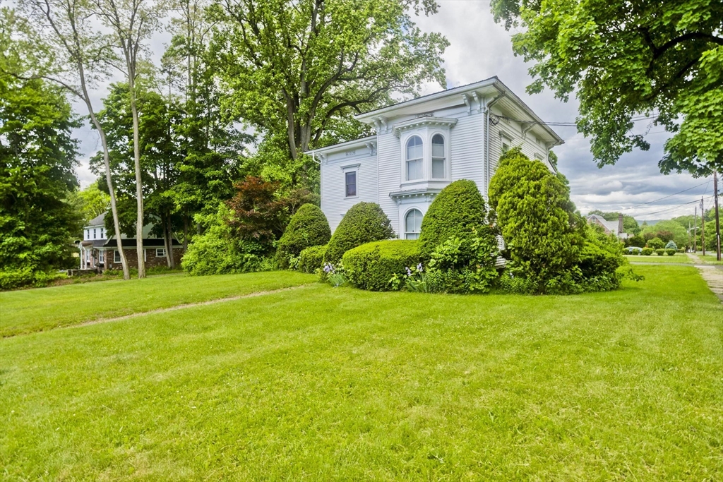 109 College St