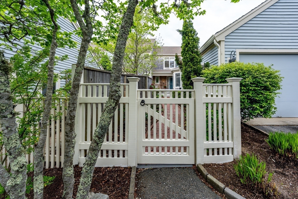132 Kates Path 132