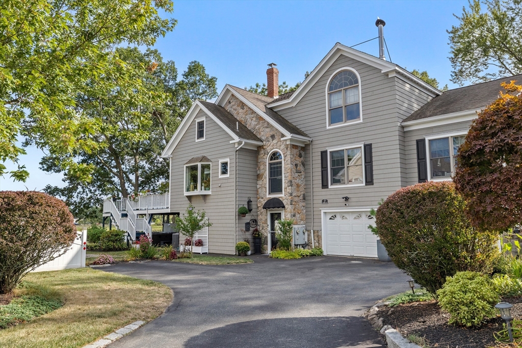 7 Riverbank Ave