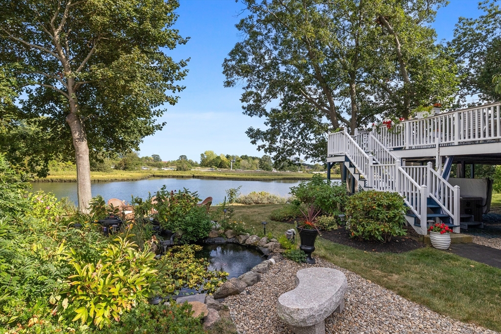 7 Riverbank Ave