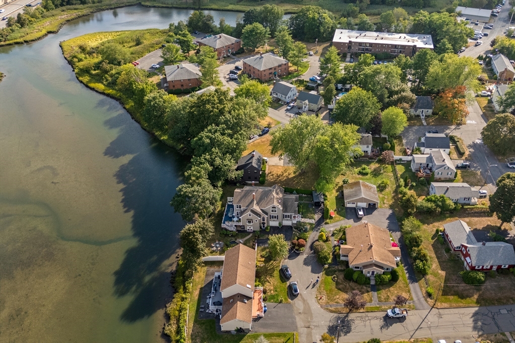 7 Riverbank Ave