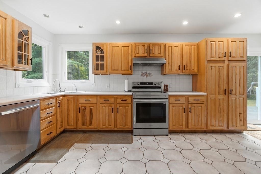5 Locust St, North Reading, MA Photo #17