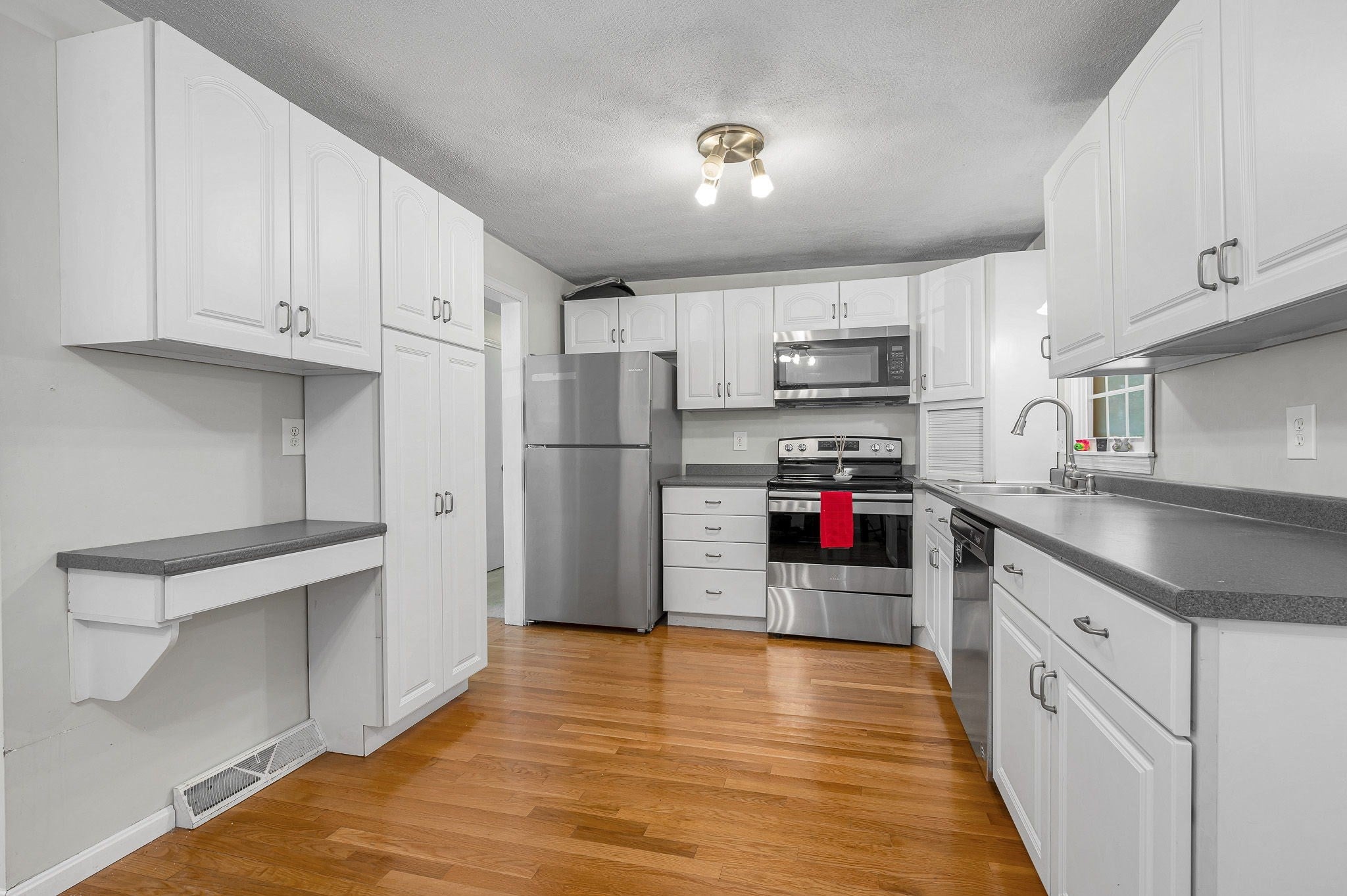 7 Hickory Dr, Townsend, MA Photo #8