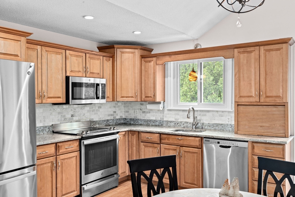 39 Sanderson Dr