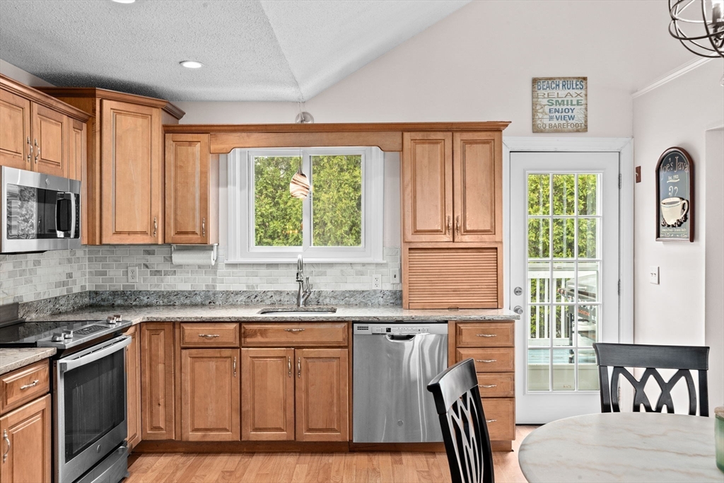 39 Sanderson Dr