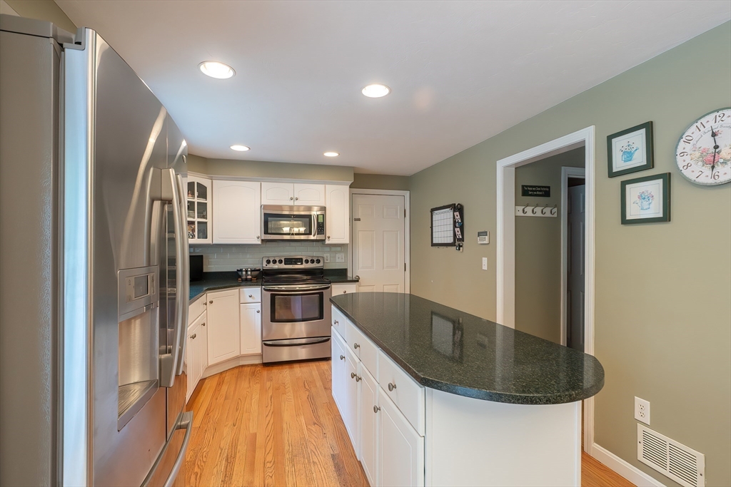 Plainville, Massachusetts 02762, United States, 4 Bedrooms Bedrooms, ,3 BathroomsBathrooms,Residential,Pending,203284