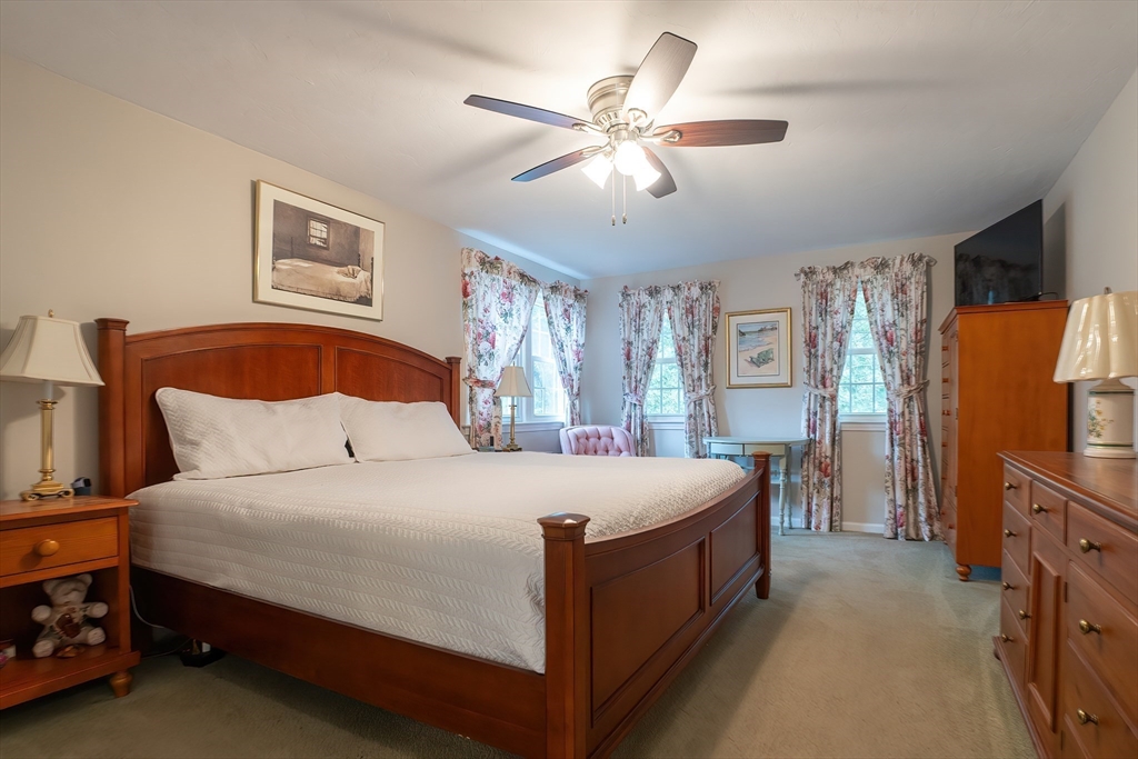 Plainville, Massachusetts 02762, United States, 4 Bedrooms Bedrooms, ,3 BathroomsBathrooms,Residential,Pending,203284