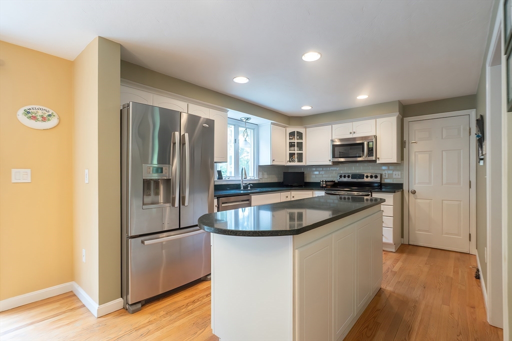 Plainville, Massachusetts 02762, United States, 4 Bedrooms Bedrooms, ,3 BathroomsBathrooms,Residential,Pending,203284