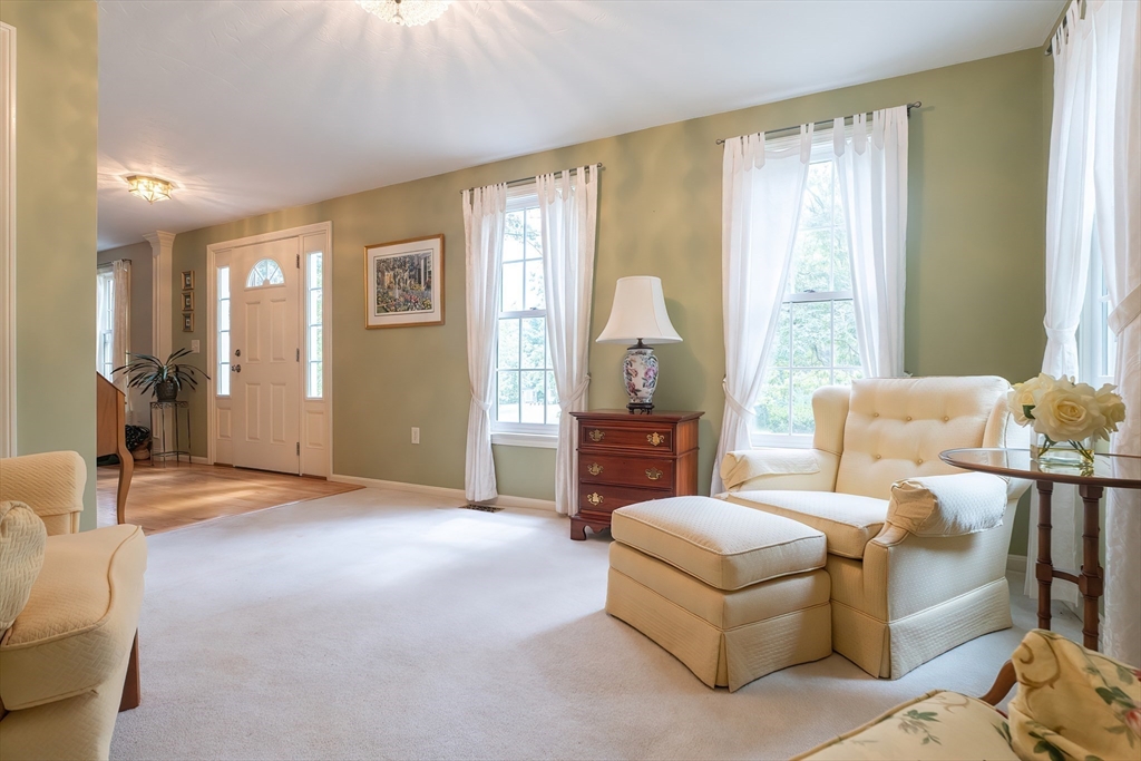 Plainville, Massachusetts 02762, United States, 4 Bedrooms Bedrooms, ,3 BathroomsBathrooms,Residential,Pending,203284