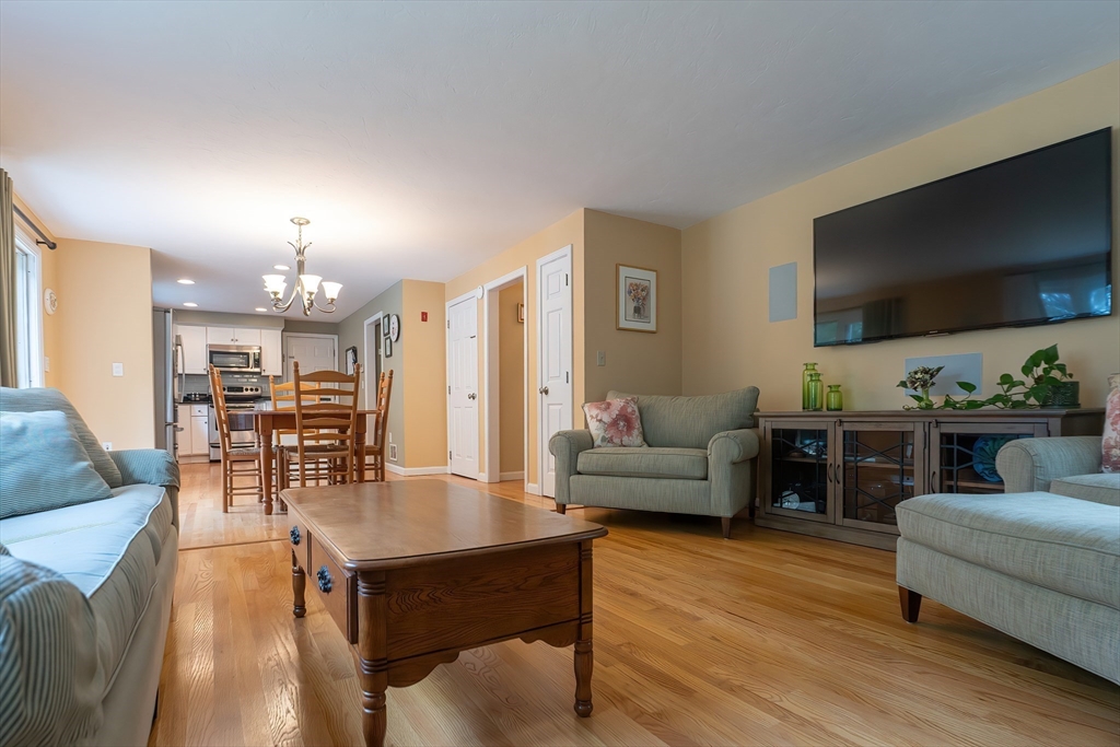 Plainville, Massachusetts 02762, United States, 4 Bedrooms Bedrooms, ,3 BathroomsBathrooms,Residential,Pending,203284