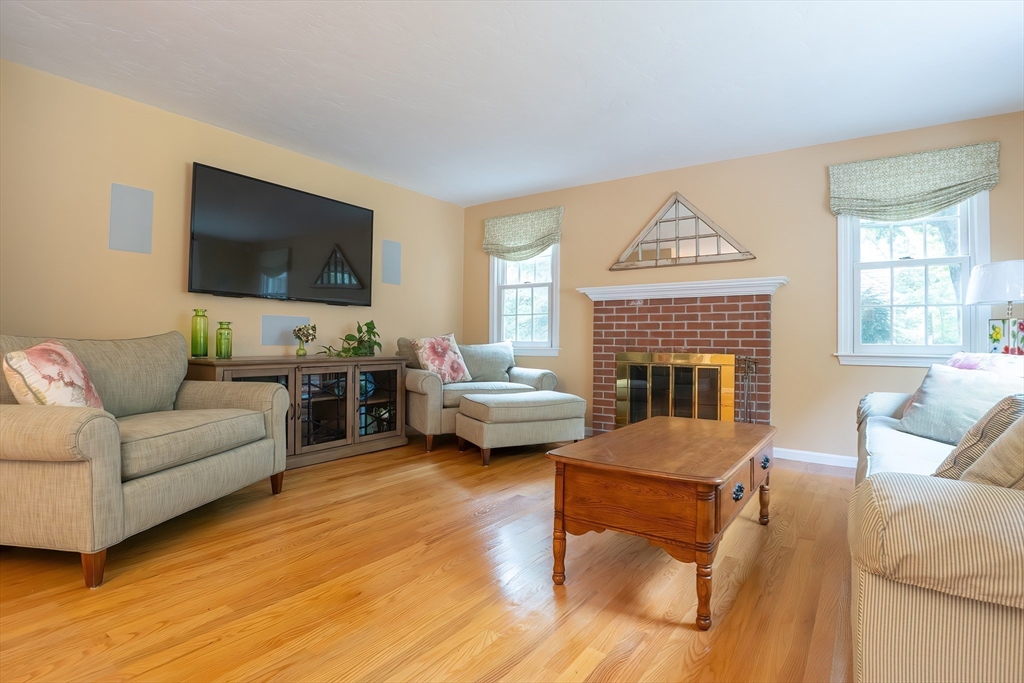 Plainville, Massachusetts 02762, United States, 4 Bedrooms Bedrooms, ,3 BathroomsBathrooms,Residential,Pending,203284