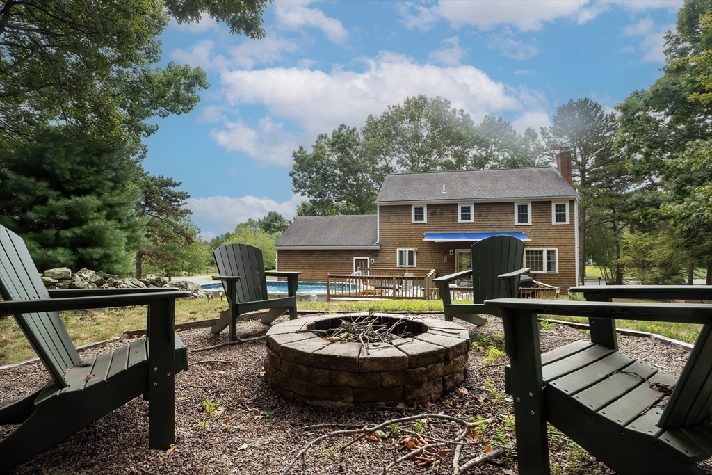 Plainville, Massachusetts 02762, United States, 4 Bedrooms Bedrooms, ,3 BathroomsBathrooms,Residential,Pending,203284