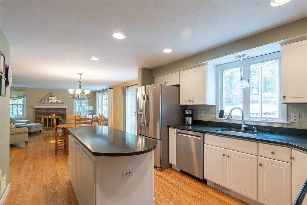 Plainville, Massachusetts 02762, United States, 4 Bedrooms Bedrooms, ,3 BathroomsBathrooms,Residential,Pending,203284