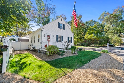 Photo of 4 Hayward Pl, Hudson, NH 03051 (MLS # 73589998)