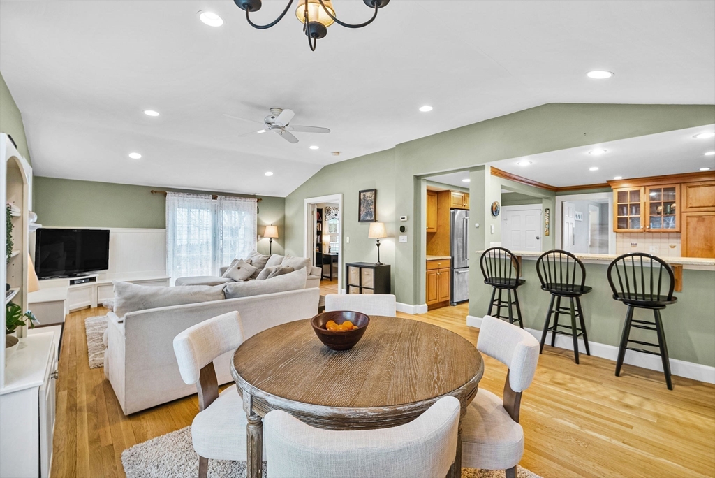 Needham, Massachusetts 02494, United States, 4 Bedrooms Bedrooms, ,3 BathroomsBathrooms,Residential,Pending,105629