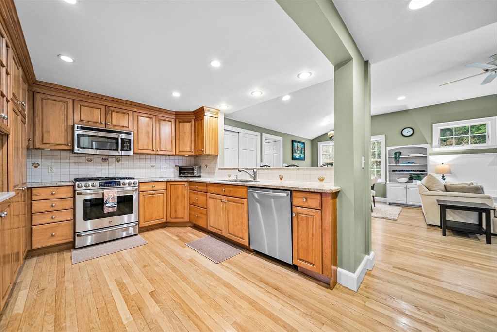 Needham, Massachusetts 02494, United States, 4 Bedrooms Bedrooms, ,3 BathroomsBathrooms,Residential,Pending,105629