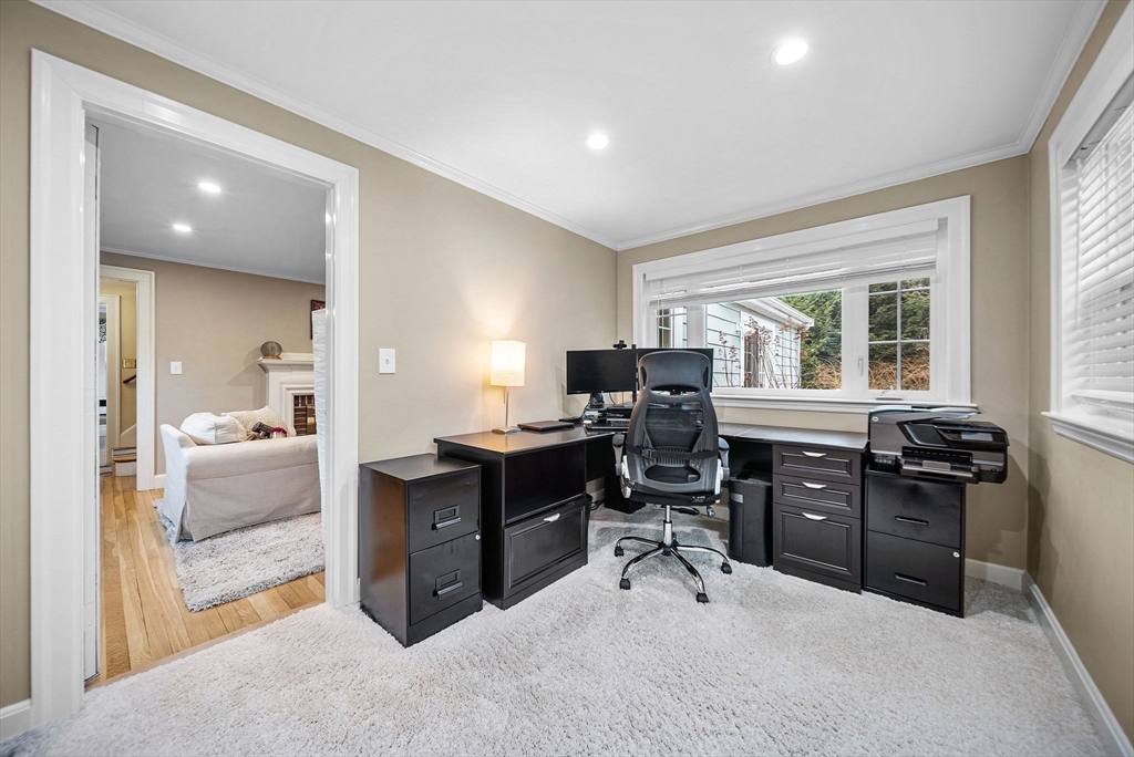 Needham, Massachusetts 02494, United States, 4 Bedrooms Bedrooms, ,3 BathroomsBathrooms,Residential,Pending,105629