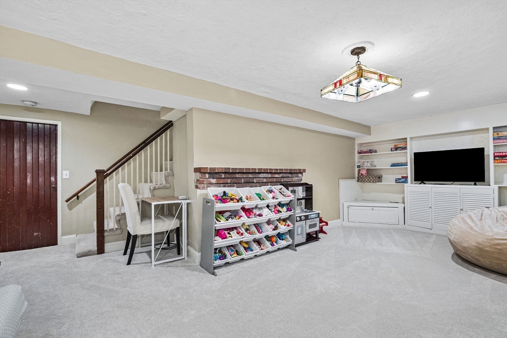 Needham, Massachusetts 02494, United States, 4 Bedrooms Bedrooms, ,3 BathroomsBathrooms,Residential,Pending,105629