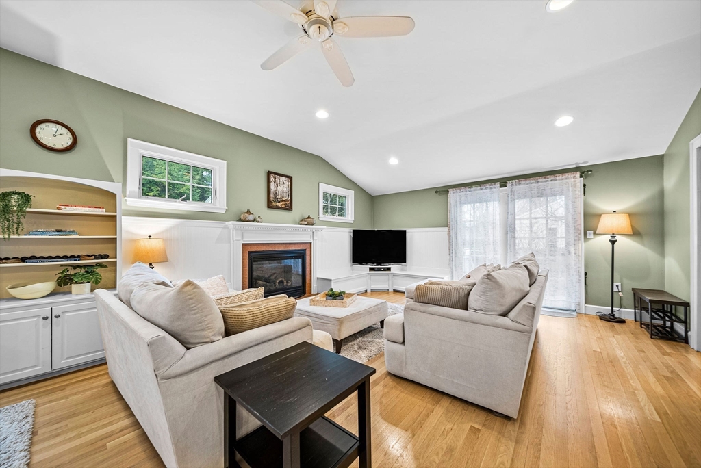 Needham, Massachusetts 02494, United States, 4 Bedrooms Bedrooms, ,3 BathroomsBathrooms,Residential,Pending,105629