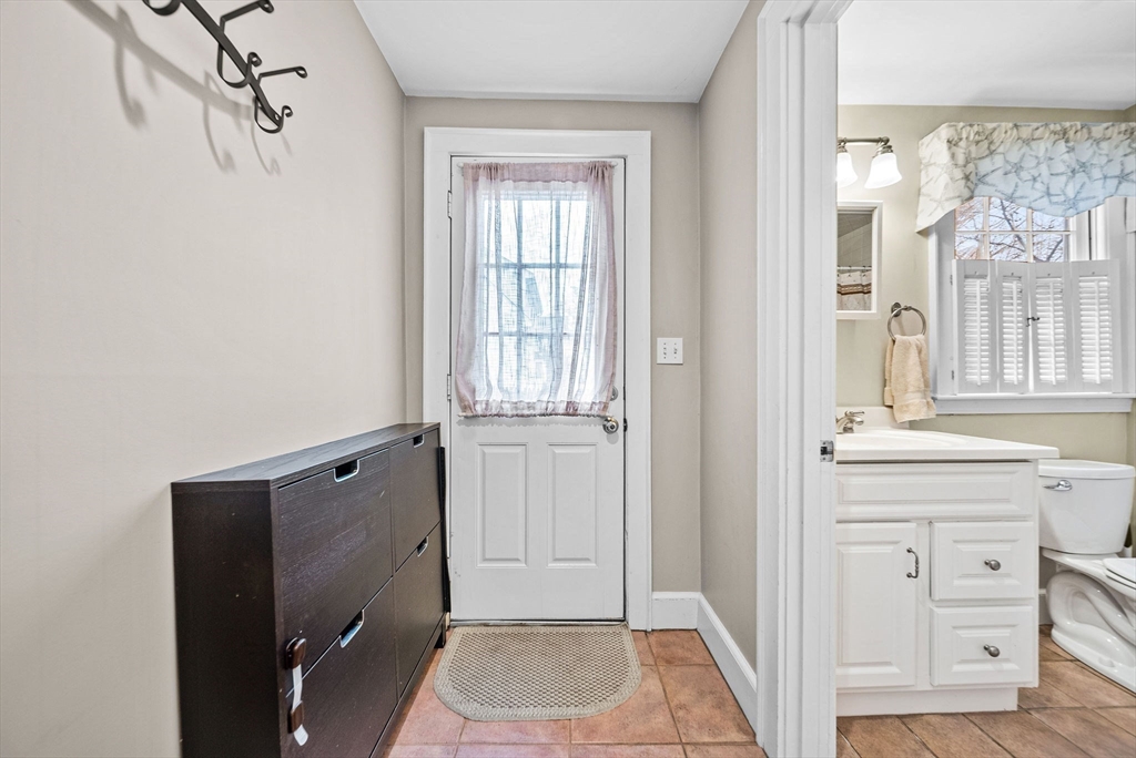 Needham, Massachusetts 02494, United States, 4 Bedrooms Bedrooms, ,3 BathroomsBathrooms,Residential,Pending,105629