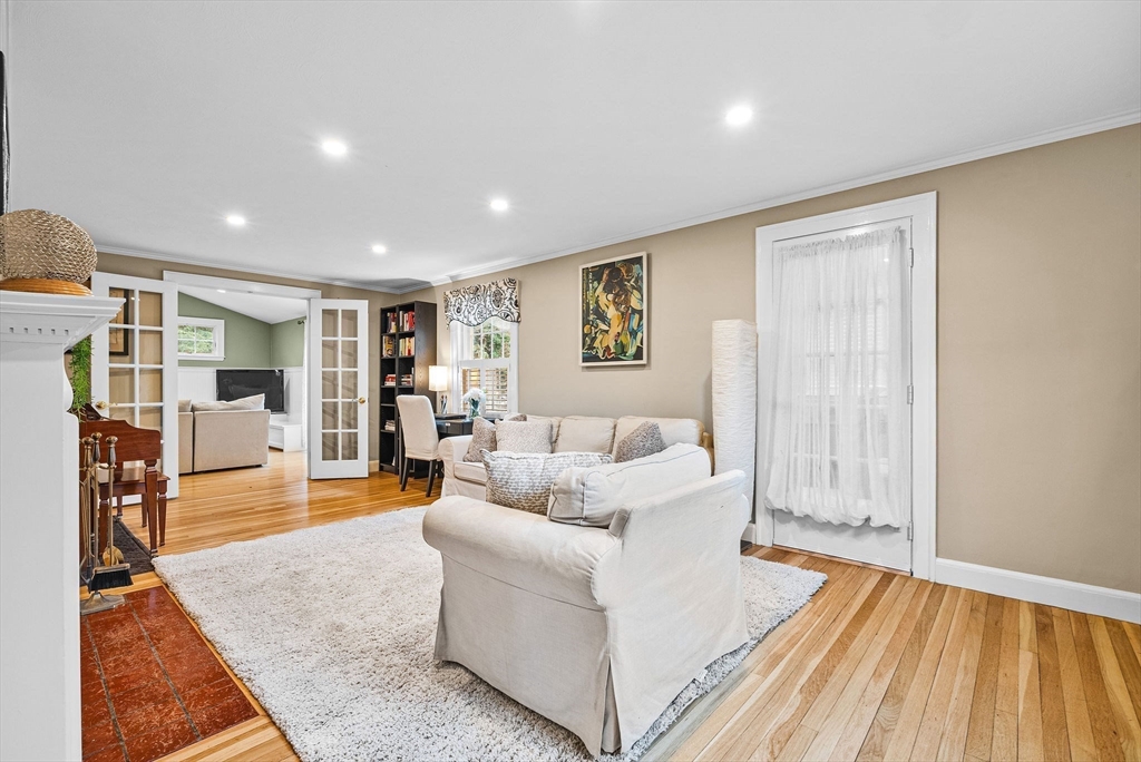 Needham, Massachusetts 02494, United States, 4 Bedrooms Bedrooms, ,3 BathroomsBathrooms,Residential,Pending,105629