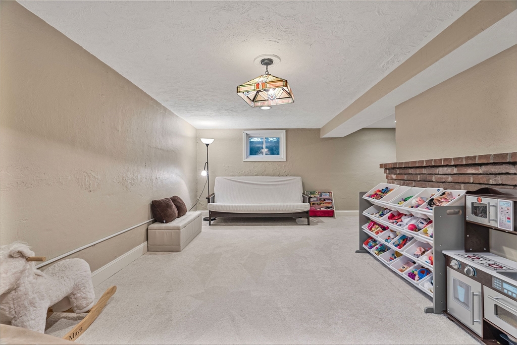 Needham, Massachusetts 02494, United States, 4 Bedrooms Bedrooms, ,3 BathroomsBathrooms,Residential,Pending,105629