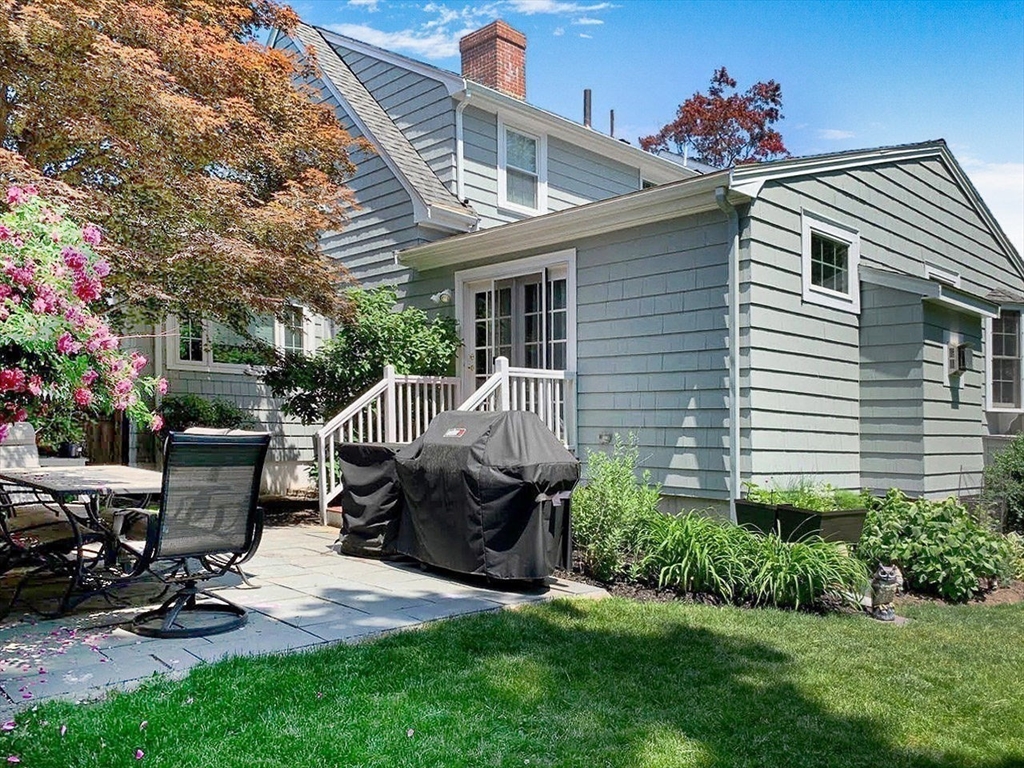 Needham, Massachusetts 02494, United States, 4 Bedrooms Bedrooms, ,3 BathroomsBathrooms,Residential,Pending,105629